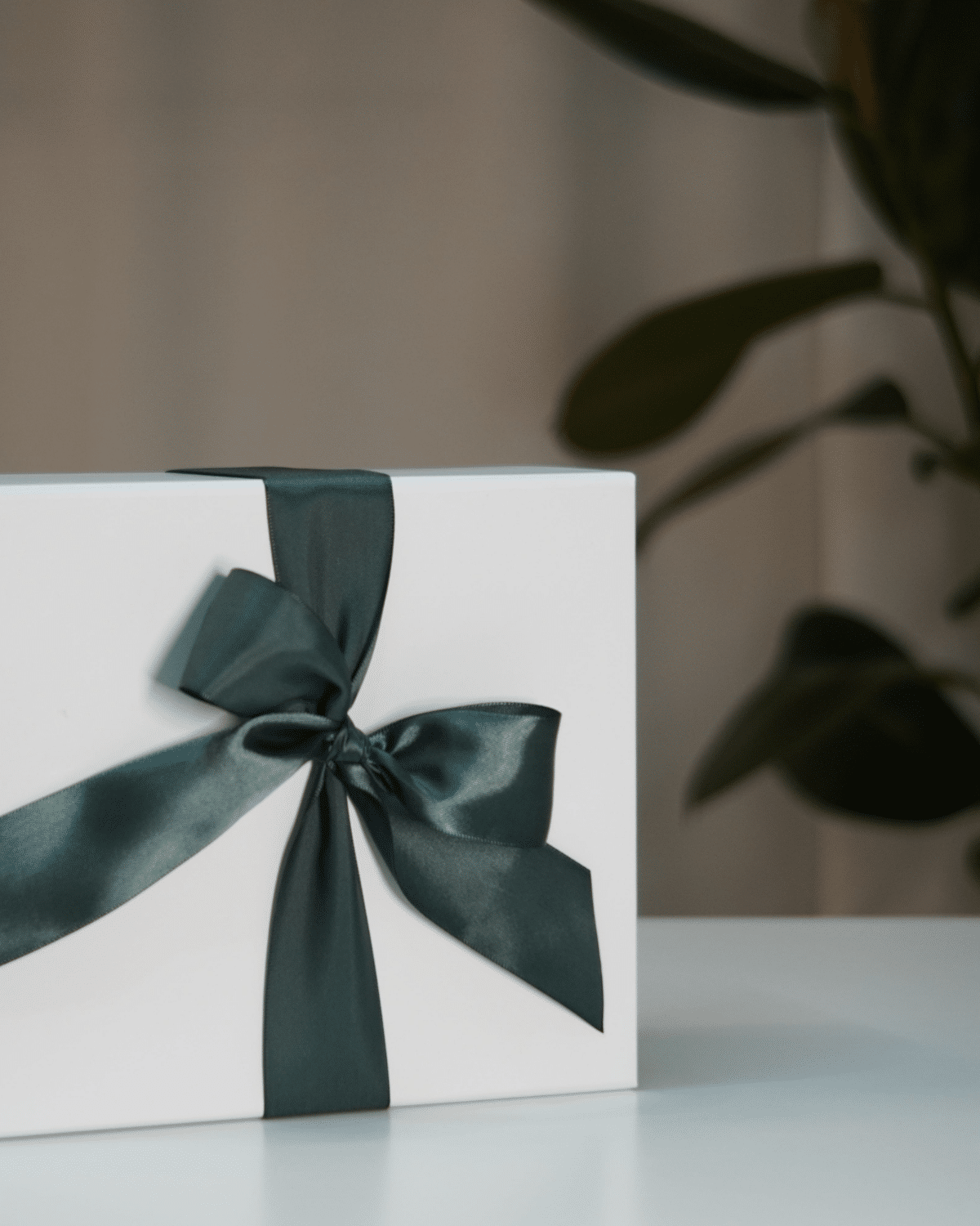 Coffret cadeau élégant, noeud vert, pour offrir une séance de colorimétrie à Nice
