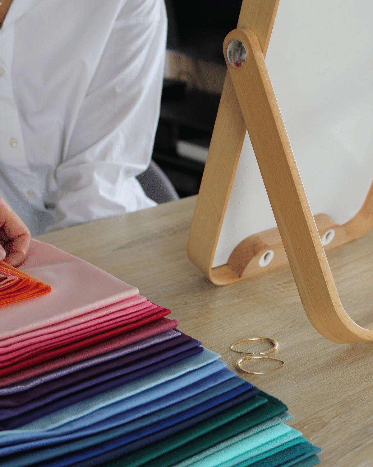 Drapings colorés et miroir lors d'une séance de colorimétrie à Cannes
