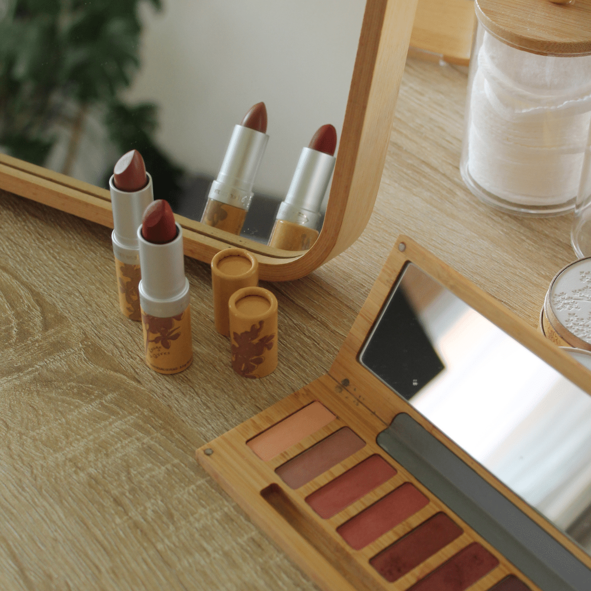 Produits et palette de maquillage aux teintes chaudes, offre colorimétrie et visagisme en ligne