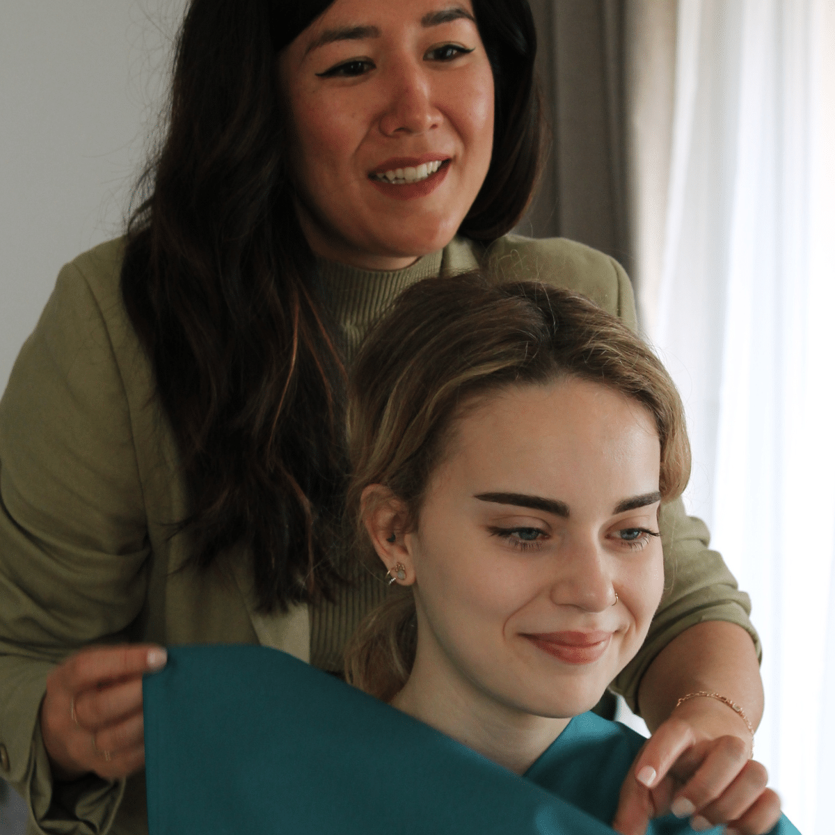 Charlène drape une étoffe turquoise sur le visage d'une cliente lors d'une séance de colorimétrie à Cannes