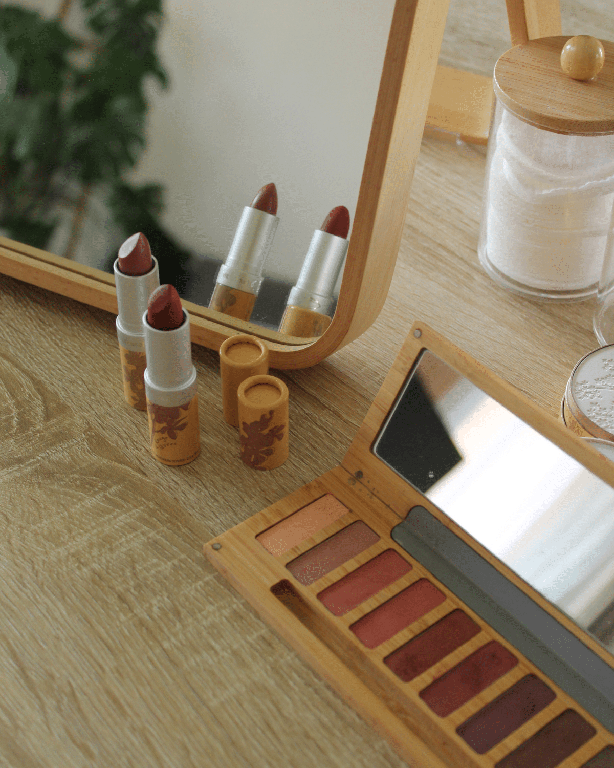 Cours de maquillage individuel à Nice, application au pinceau en lumière naturelle