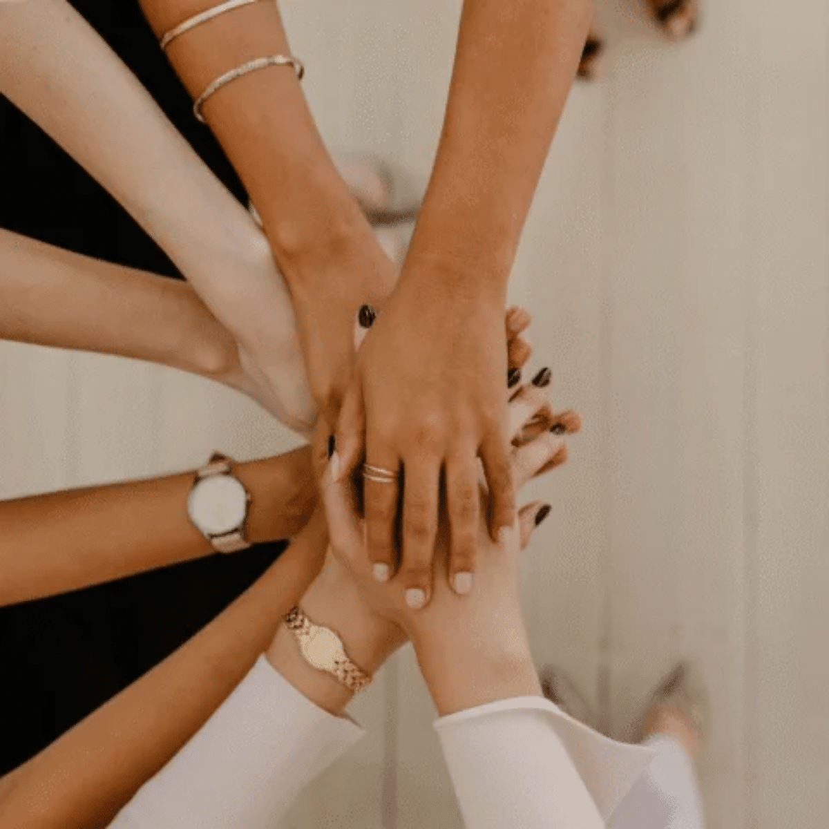 Mains réunies, atelier de cohésion d'équipe en entreprise
