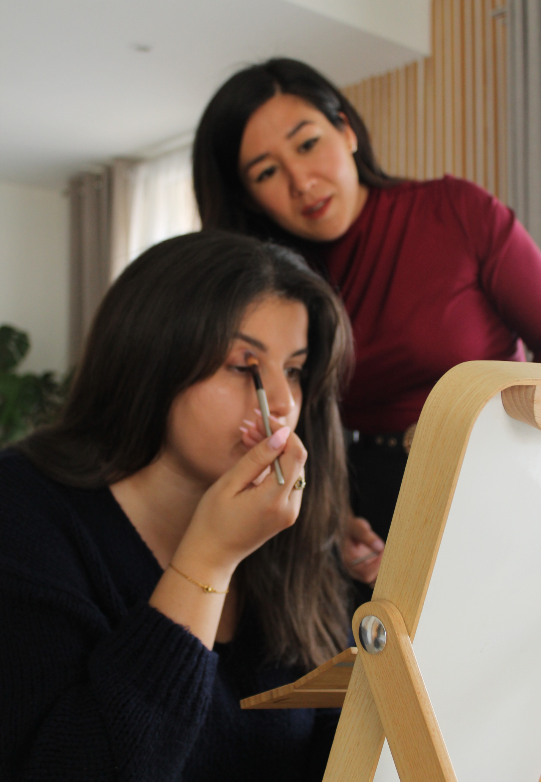 Design sans titre (3) Une femme dissimulée derrière un miroir, symbole de perte d'identité et de quête de soi, illustrant le besoin de coaching en image à Nice.