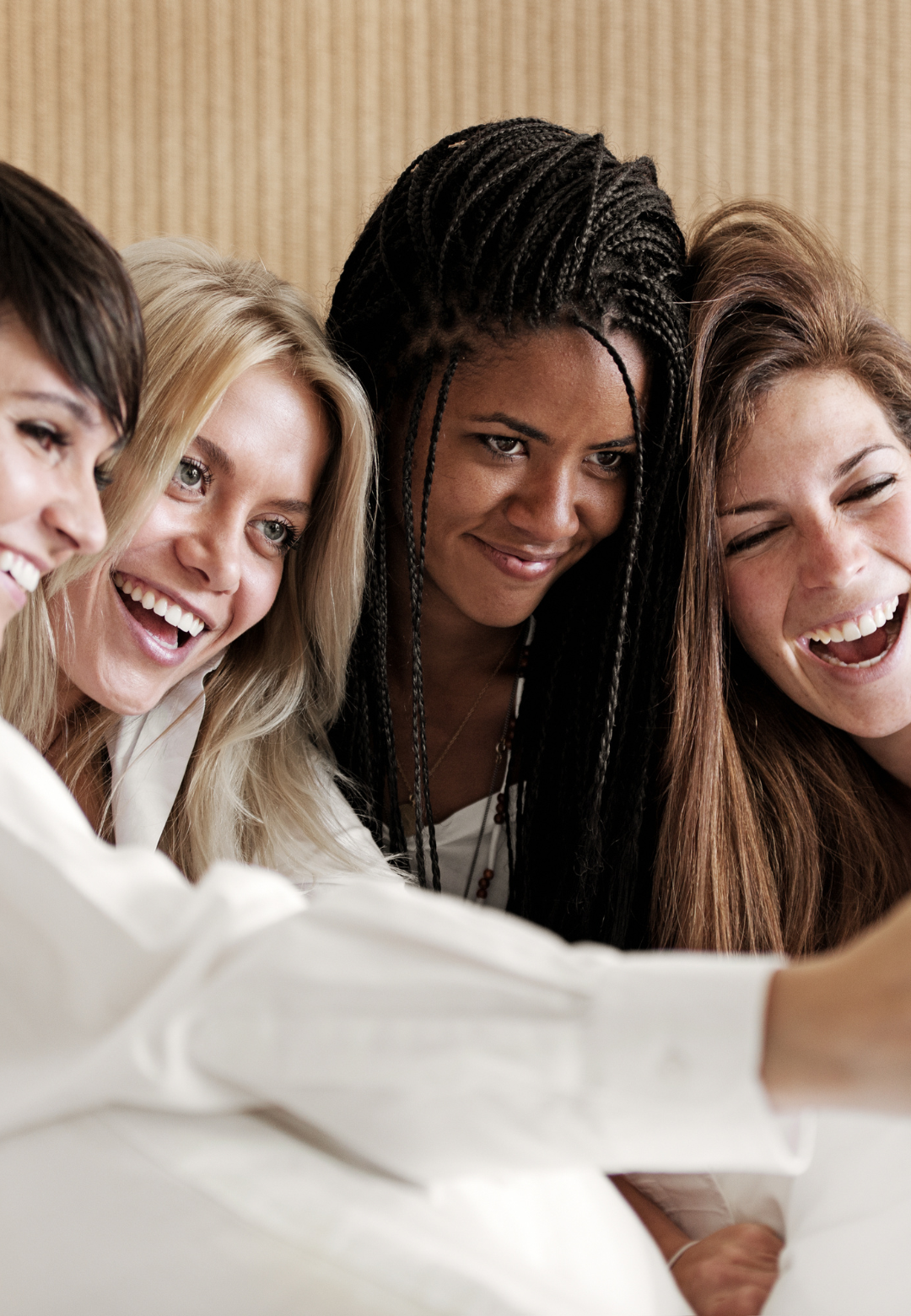 Design sans titre (30) Groupe de femmes rayonnantes profitant d’un atelier collectif de coaching en image pendant un EVJF original à Nice.