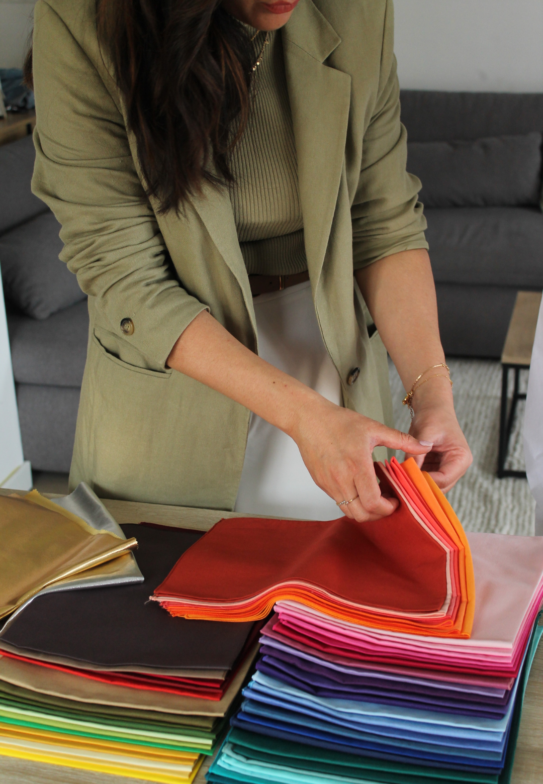 Coach en image réalisant un test de colorimétrie avec des drapings à Nice