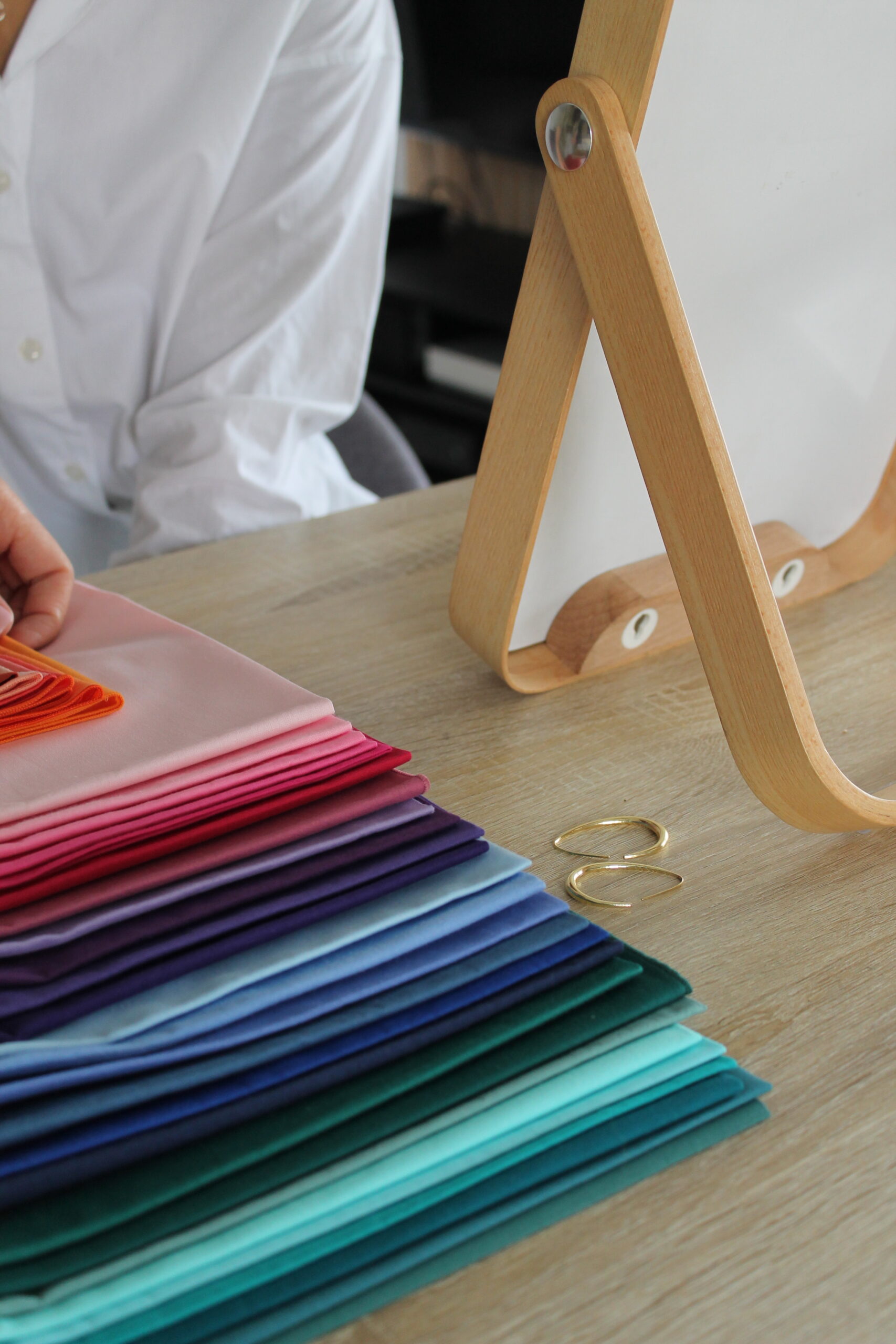 Analyse colorimétrique à Nice – Bijoux, étoffes et miroir utilisés lors d’un coaching en image