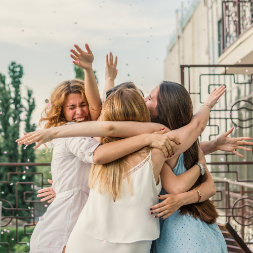 Coaching en image pour future mariée à Nice – moment de complicité inoubliable Atelier de coaching en image à Nice – future mariée rayonnante partageant un moment de bonheur avec sa coach