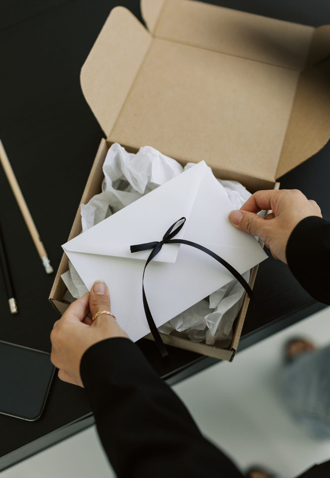 Design sans titre (41) Séance d’analyse colorimétrique à Nice – coach et cliente souriantes pendant un drapping en coaching en image