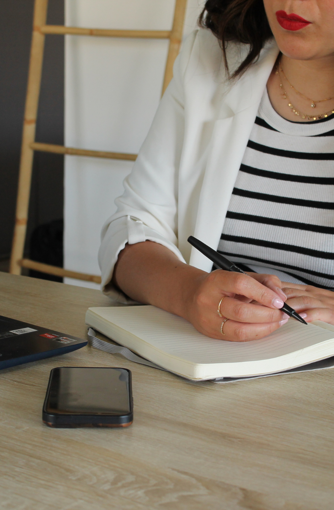 Design sans titre (45) Mains d’une coach en image écrivant dans un carnet, lors d’un échange approfondi avec une cliente à Nice, dans le cadre d’un accompagnement en coaching style.