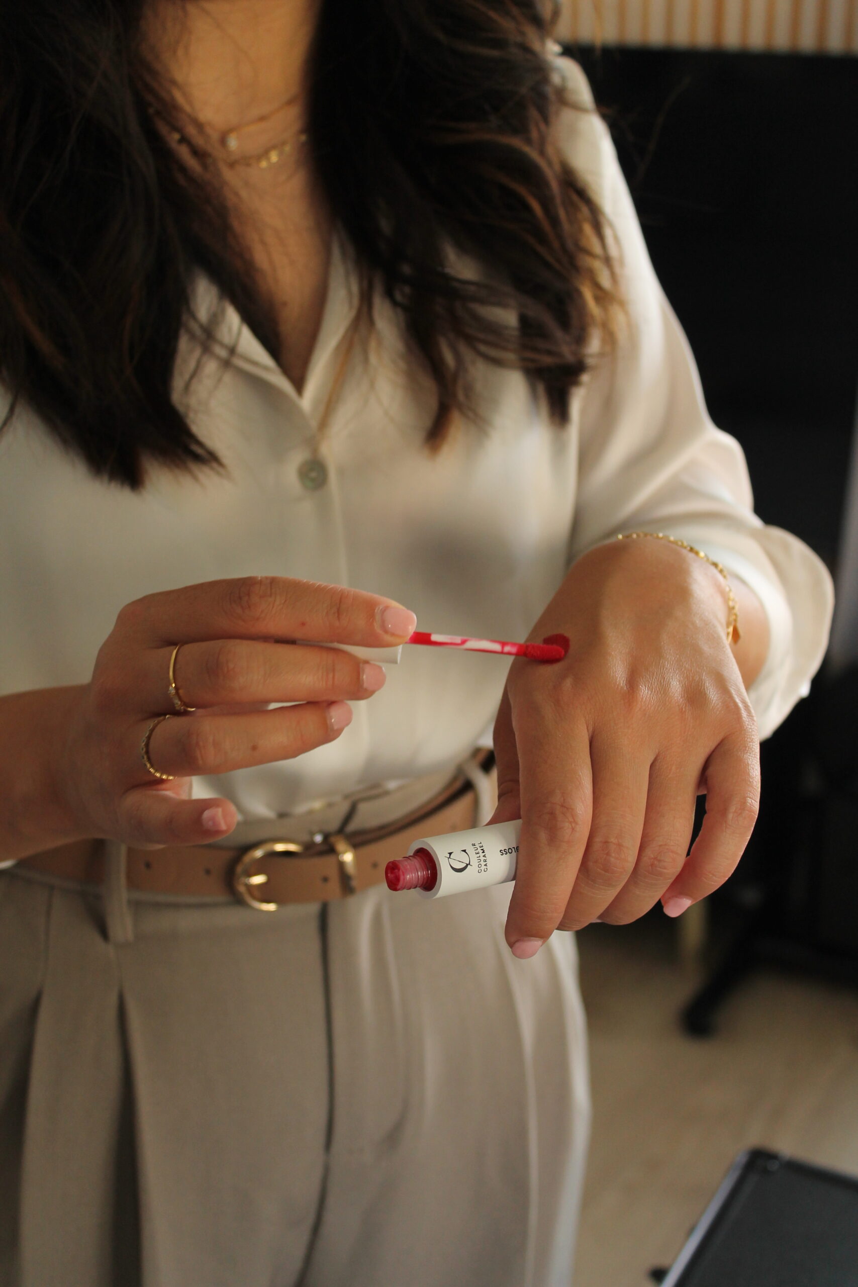Séance de coaching en image à Nice – Présentation de teintes de maquillage adaptées lors du tri de la trousse beauté