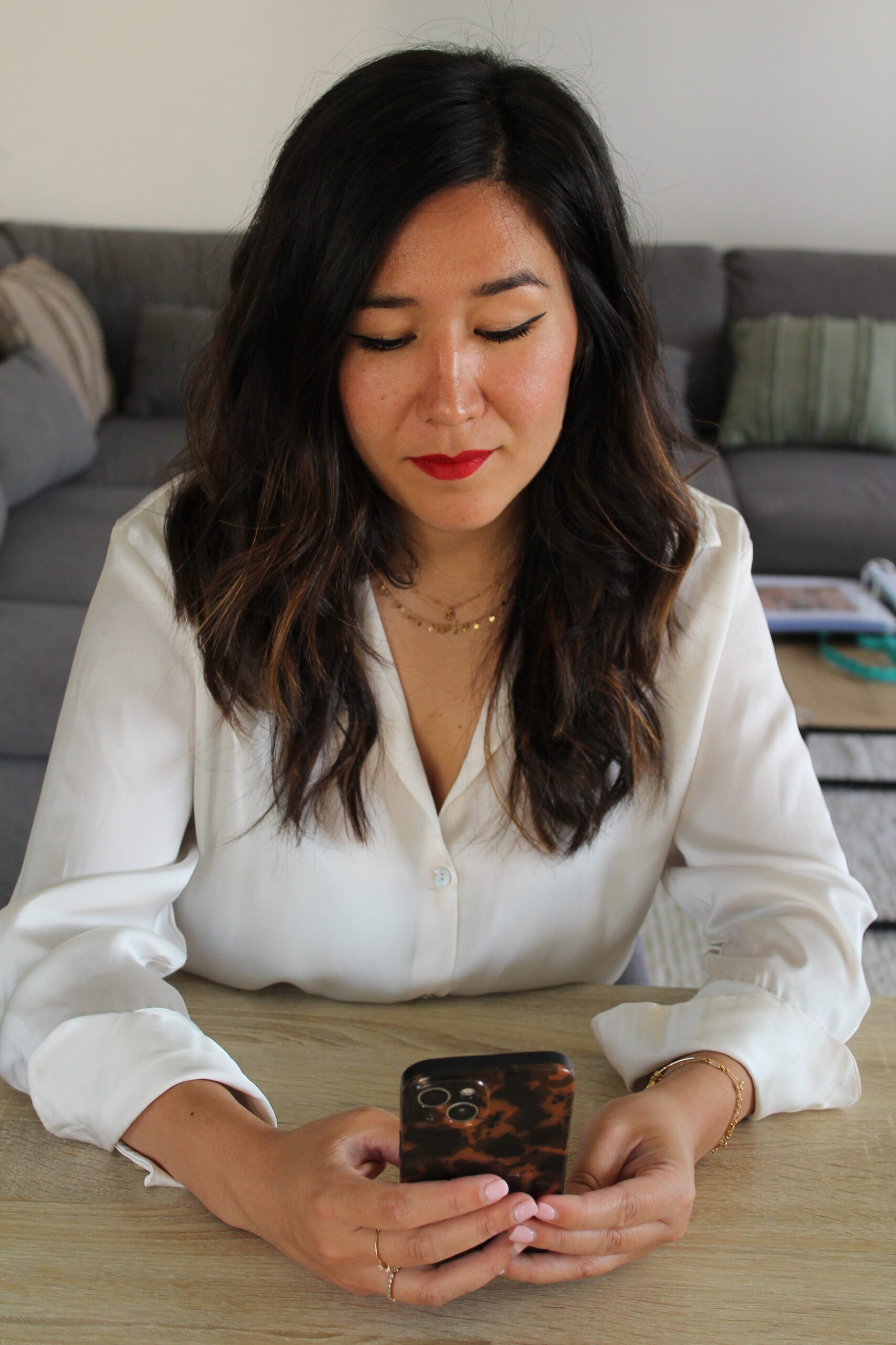 IMG_6398 Séance d’analyse colorimétrique à Nice – coach et cliente souriantes pendant un drapping en coaching en image