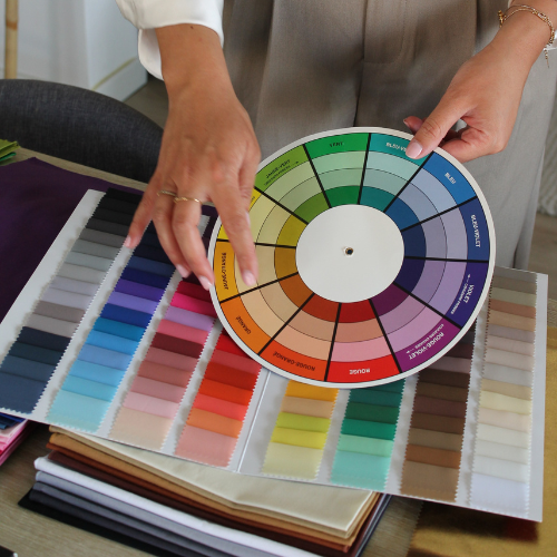 Rond SITE (27) Femme souriante face au miroir pendant une analyse colorimétrique à Nice avec étoffe apposée par une coach en image