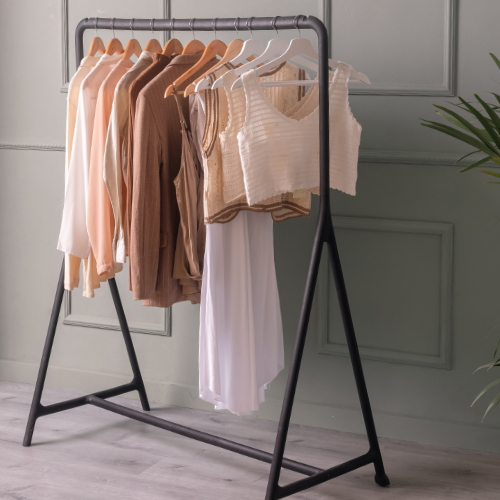 Coaching en image à Nice – échange entre la coach et sa cliente autour d’un photo book de style