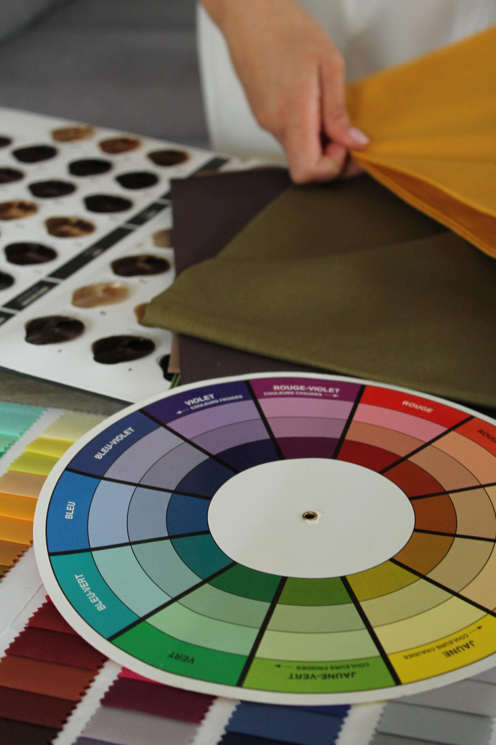 Une personne accompagnée par une coach en image pour découvrir sa morphologie et mieux comprendre sa silhouette, dans un cadre bienveillant et à l’écoute.<br />
