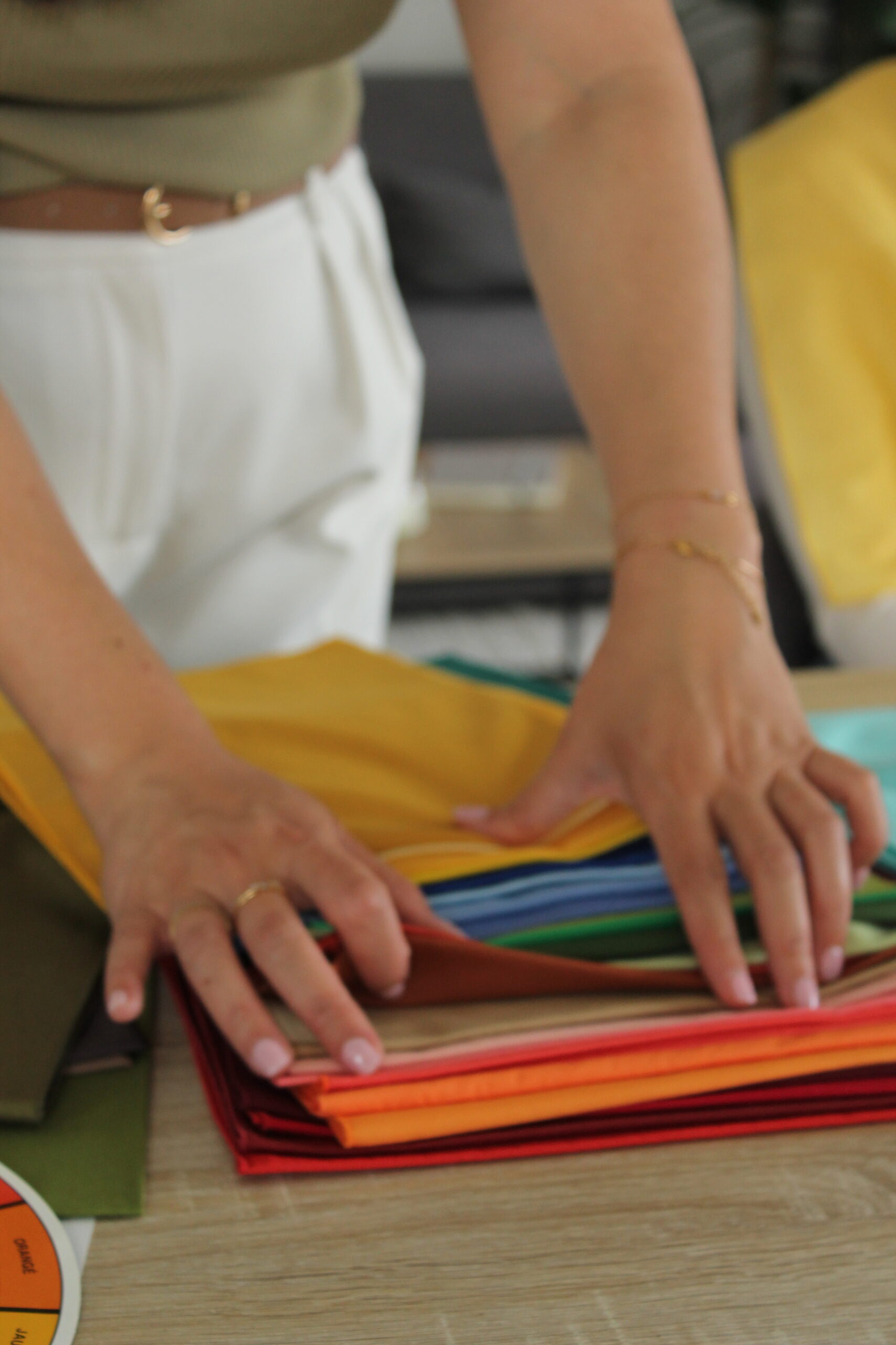 Une personne accompagnée par une coach en image pour découvrir sa morphologie et mieux comprendre sa silhouette, dans un cadre bienveillant et à l’écoute.<br />
