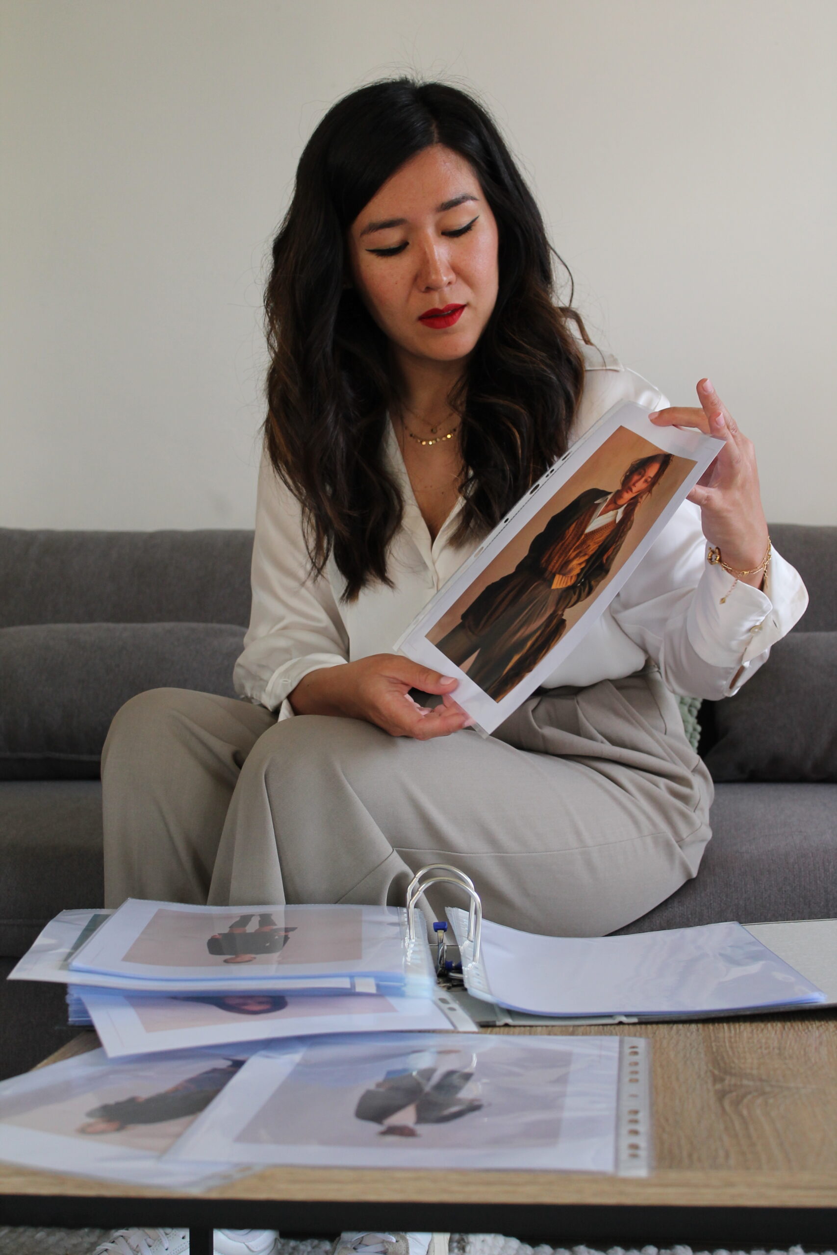 Une personne accompagnée par une coach en image pour découvrir sa morphologie et mieux comprendre sa silhouette, dans un cadre bienveillant et à l’écoute.<br />
