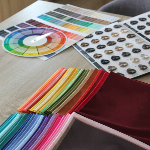 Atelier de visagisme à Nice – miroir, étoffes colorées, mèches de cheveux et roue chromatique dans une séance de coaching en image