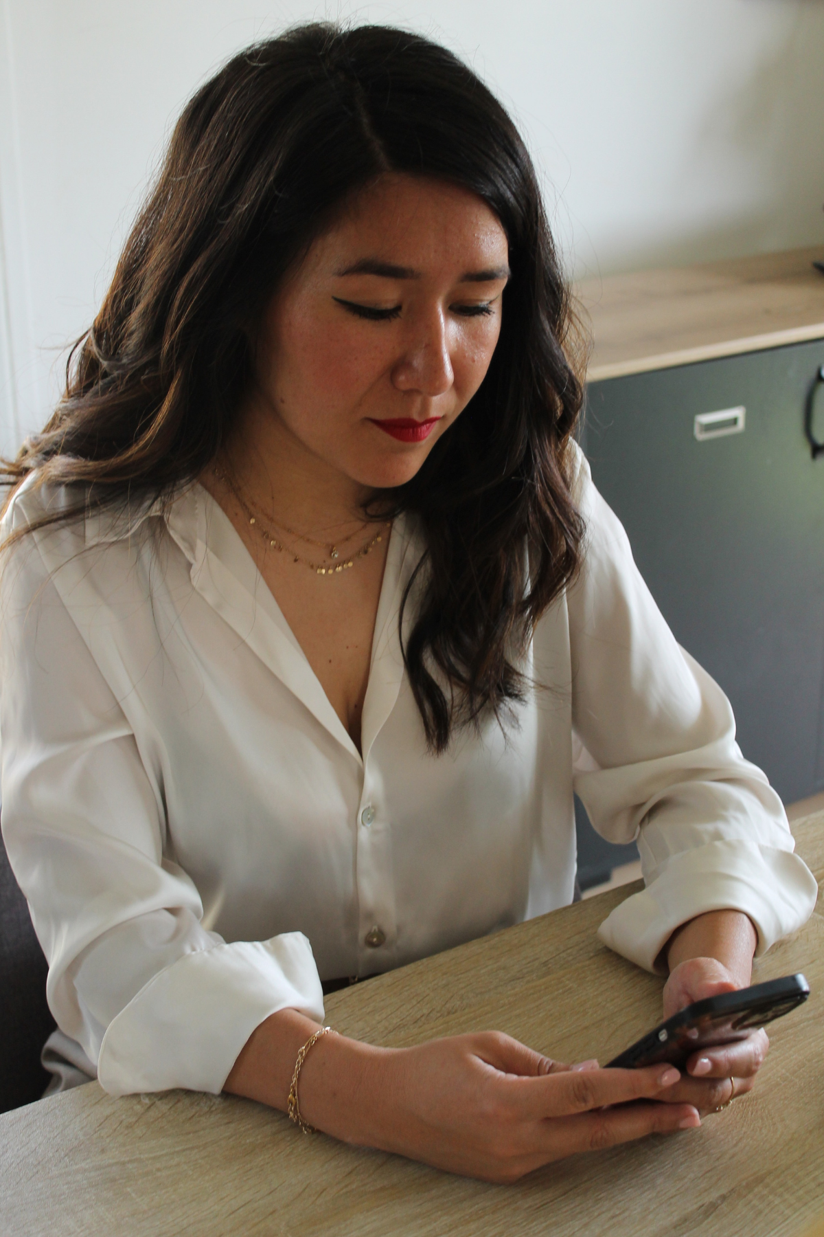 Coach en image réalisant un test de colorimétrie avec des drapings à Nice