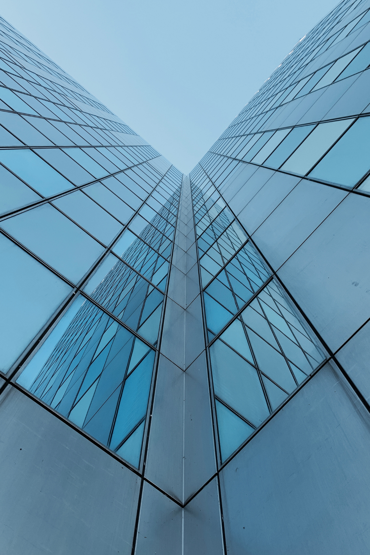 Coach en image réalisant un test de colorimétrie avec des drapings à Nice