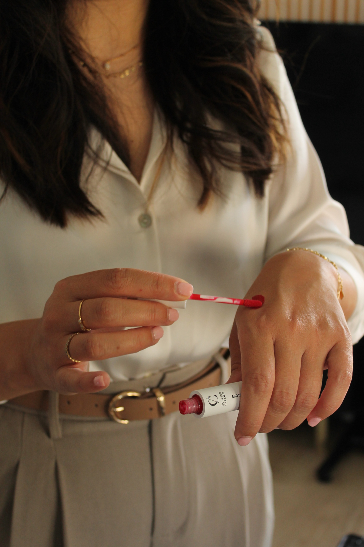 Atelier de visagisme à Nice – Cliente souriante face au miroir pendant une séance de drapping en coaching en image