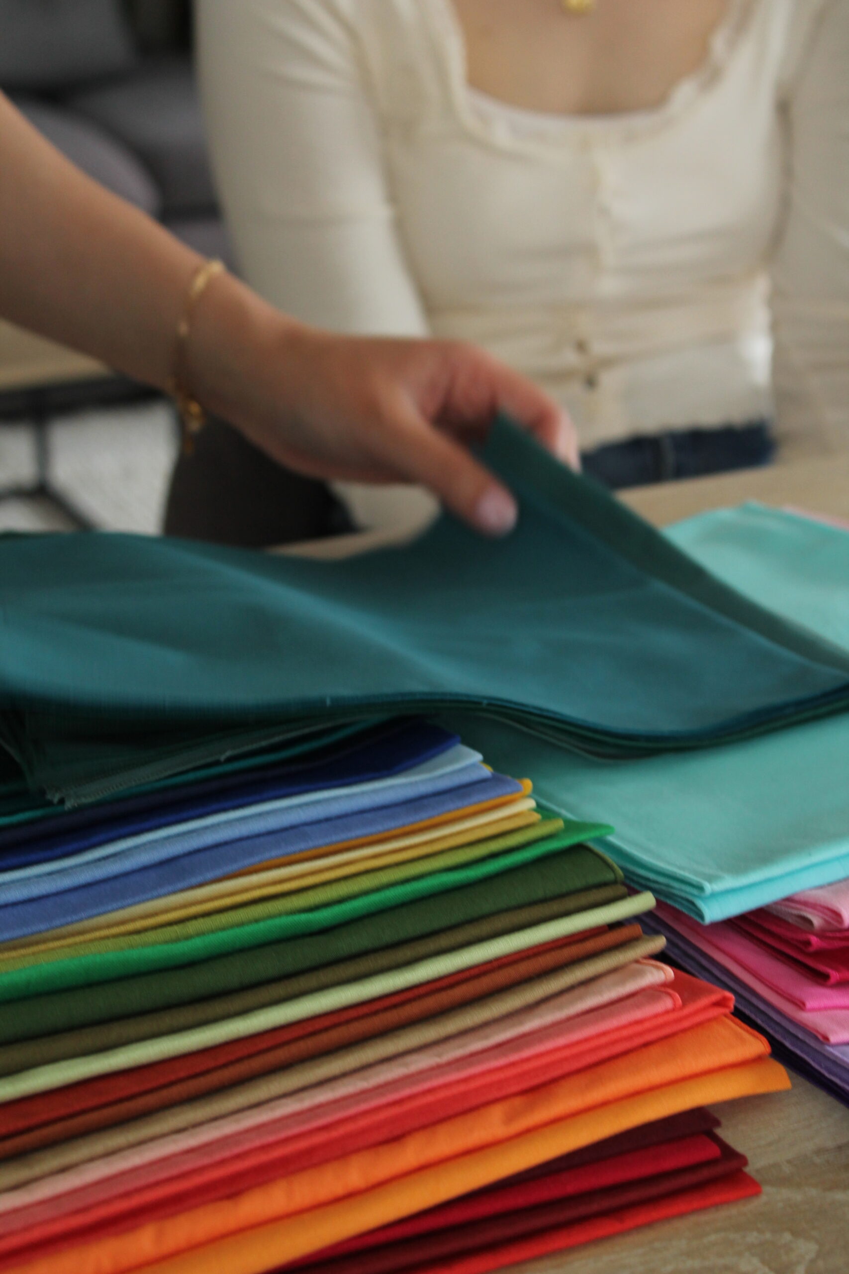 Atelier de visagisme à Nice – miroir, étoffes colorées, mèches de cheveux et roue chromatique dans une séance de coaching en image