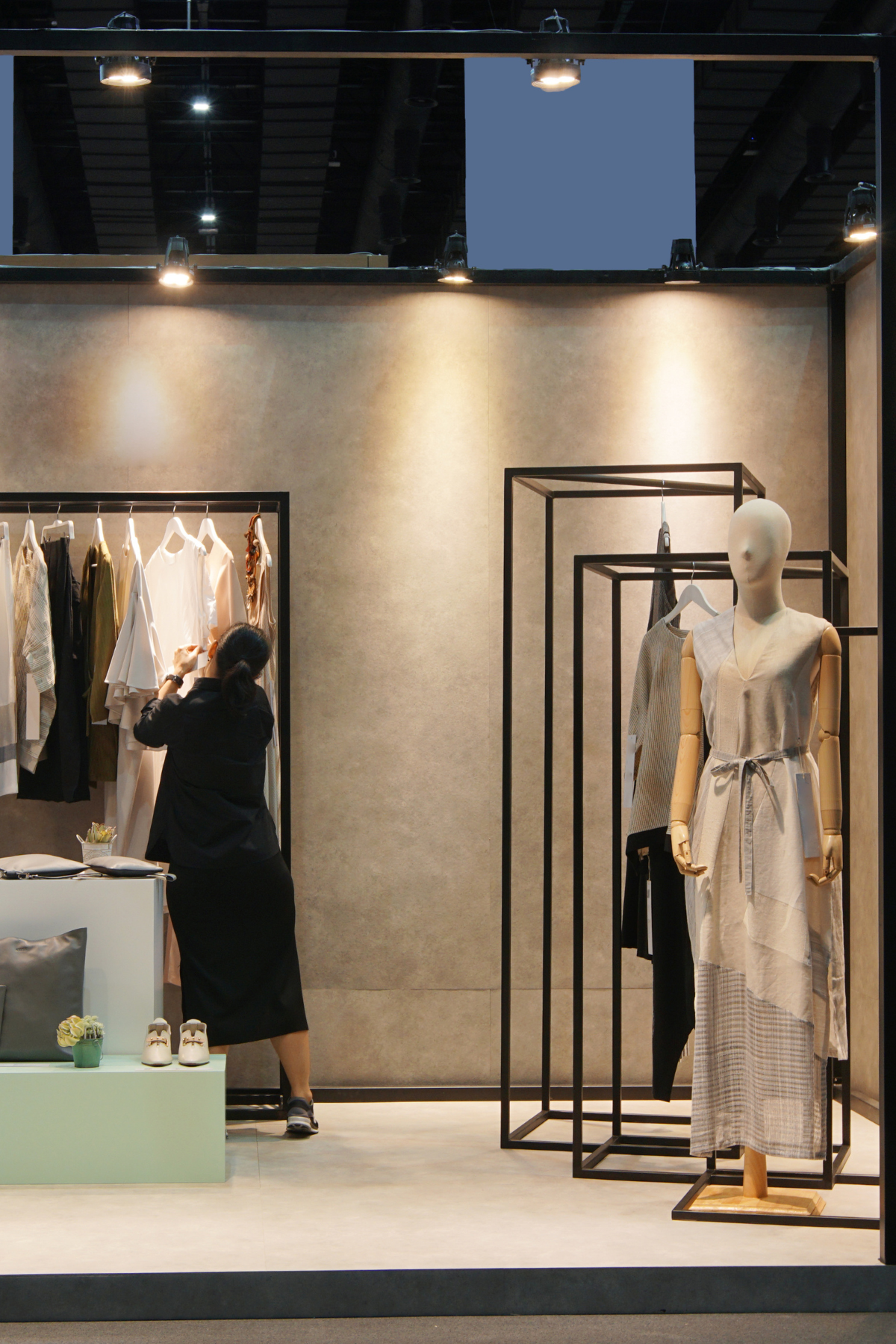 Personal Shopper à Nice Une personne accompagnée par une coach en image pour découvrir sa morphologie et mieux comprendre sa silhouette, dans un cadre bienveillant et à l’écoute.<br />