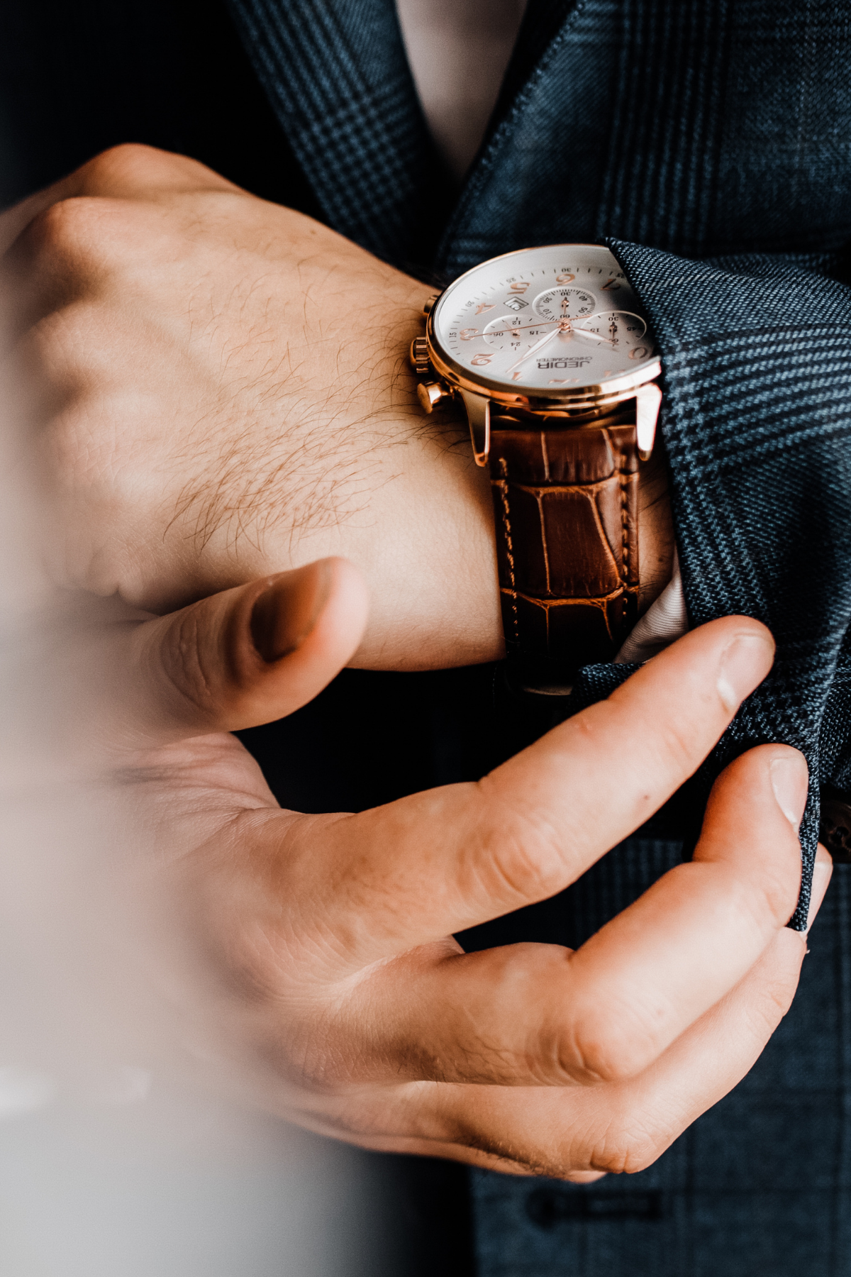 Coach en image réalisant un test de colorimétrie avec des drapings à Nice