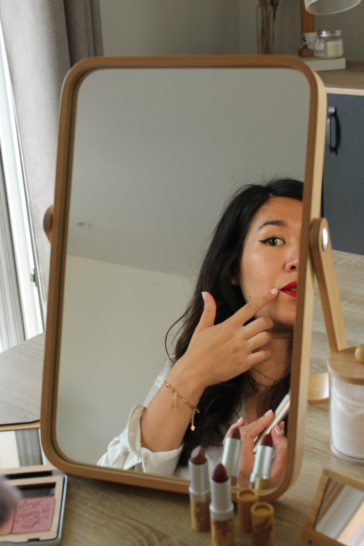 Visagisme à Nice Séance d’analyse colorimétrique à Nice – coach et cliente souriantes pendant un drapping en coaching en image